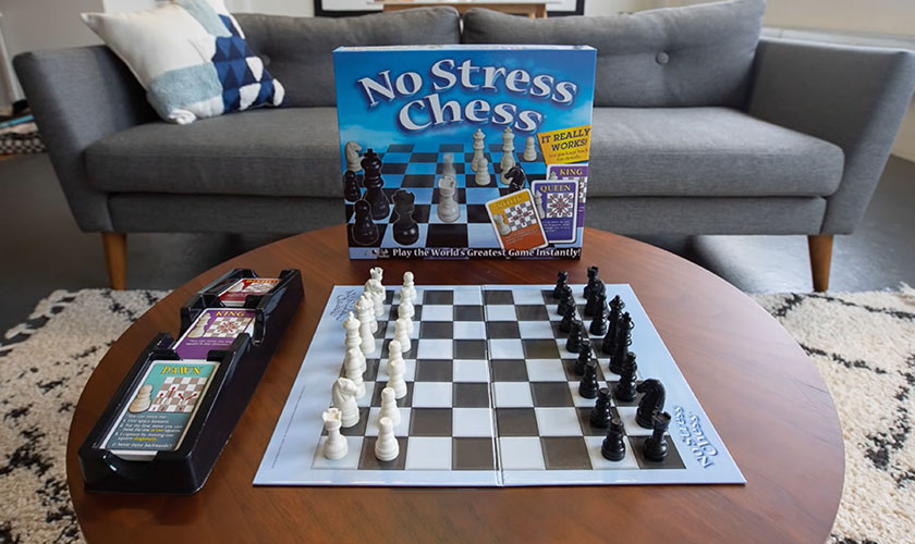 Lightweight travel chess set
